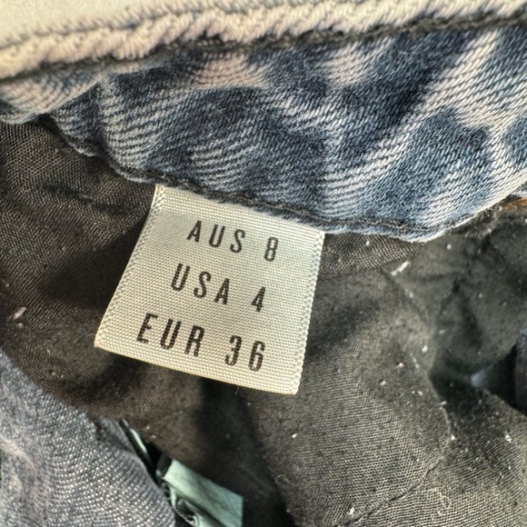 The Frayed Mid Rise Button Fly Jean Shorts Women SZ 4 Distressed Gray Wash Denim - Picture 5 of 11